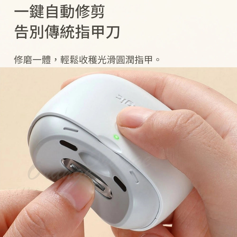 手持小米电动指甲刀进行修剪的近距离展示，上方配有中文标题一键自动修剪。