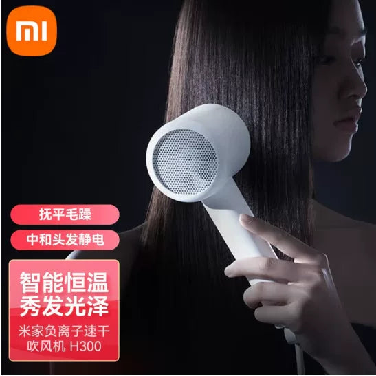模特使用米家吹风机吹发场景，画面包含智能恒温与抚平毛躁等中文宣传文案。
