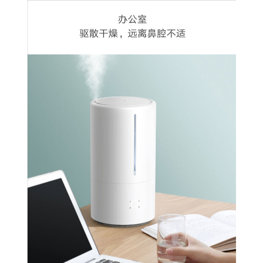 在办公室场景中使用的加湿器，放置在木质桌面上，旁边有笔记本电脑和水杯，上方有驱散干燥的文字说明。