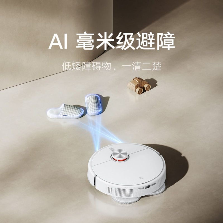 小米米家 M30 扫地机器人在室内地面精准避开拖鞋和玩具小车的场景，展示毫米级避障功能。
