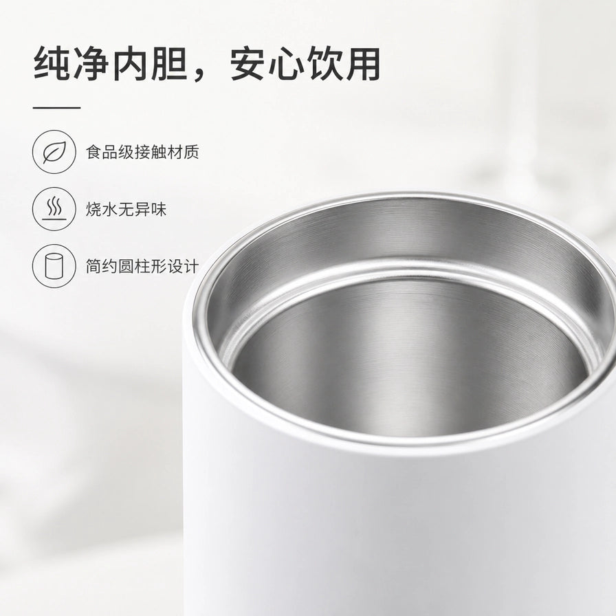 小米便携电热杯的不锈钢内胆近景特写，左侧配有中文卖点：纯净内胆，安心饮用。