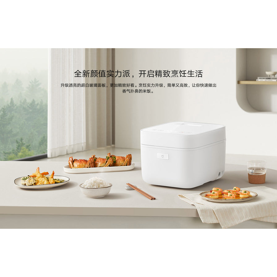小米电饭煲在现代厨房环境中的摆放效果图，超白玻璃面板设计，餐桌上配有精致菜肴。