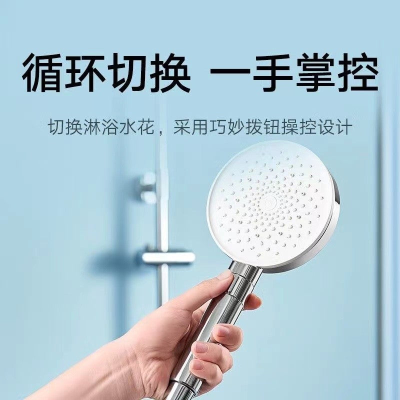 手持小米花洒演示图，背景含中文宣传文案，展示单手切换出水模式的操作场景。