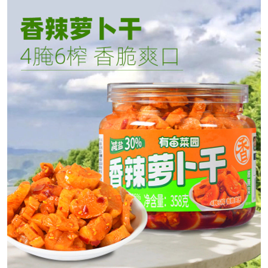 小洋菜田香辣萝卜干宣传图，左侧为一碗盛出的香辣萝卜丁，右侧为罐装产品，背景为户外自然风光，上方有香脆爽口等文字。