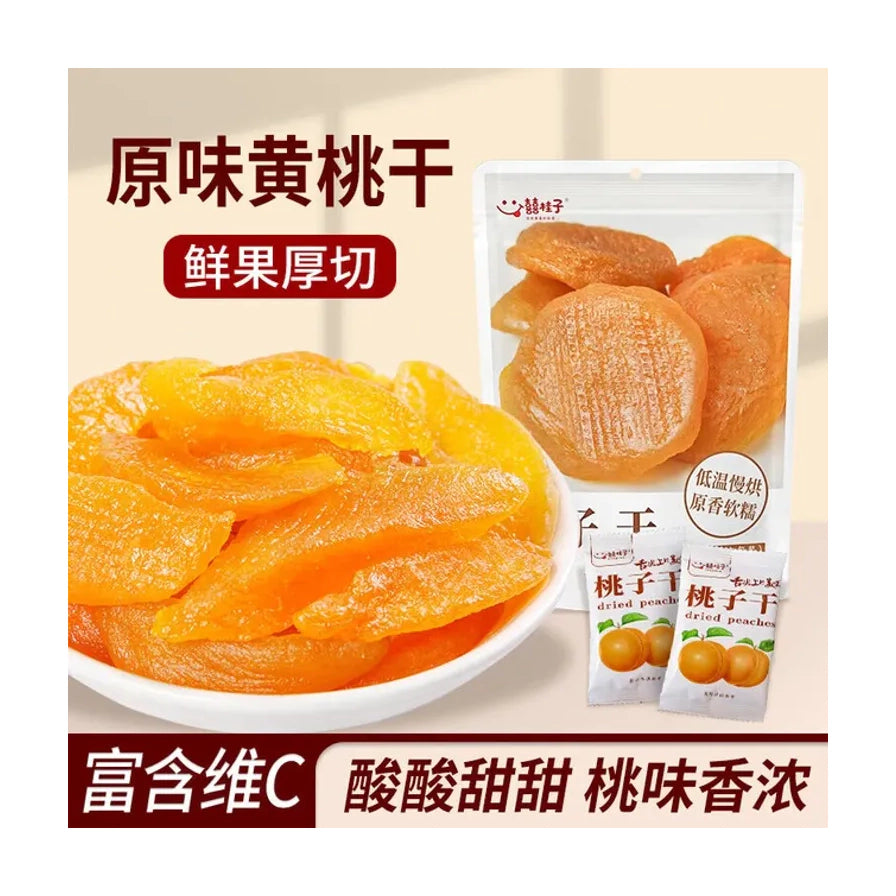 原味黄桃干宣传图，展示大碗切片果肉、独立小包装及产品外袋，带有鲜果厚切和富含维C等文字说明。