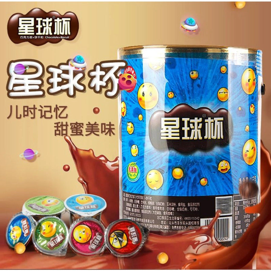 星球杯1KG桶装及散落的独立小杯装，背景带有巧克力浆飞溅效果，配有“儿时记忆 甜蜜美味”宣传文字。