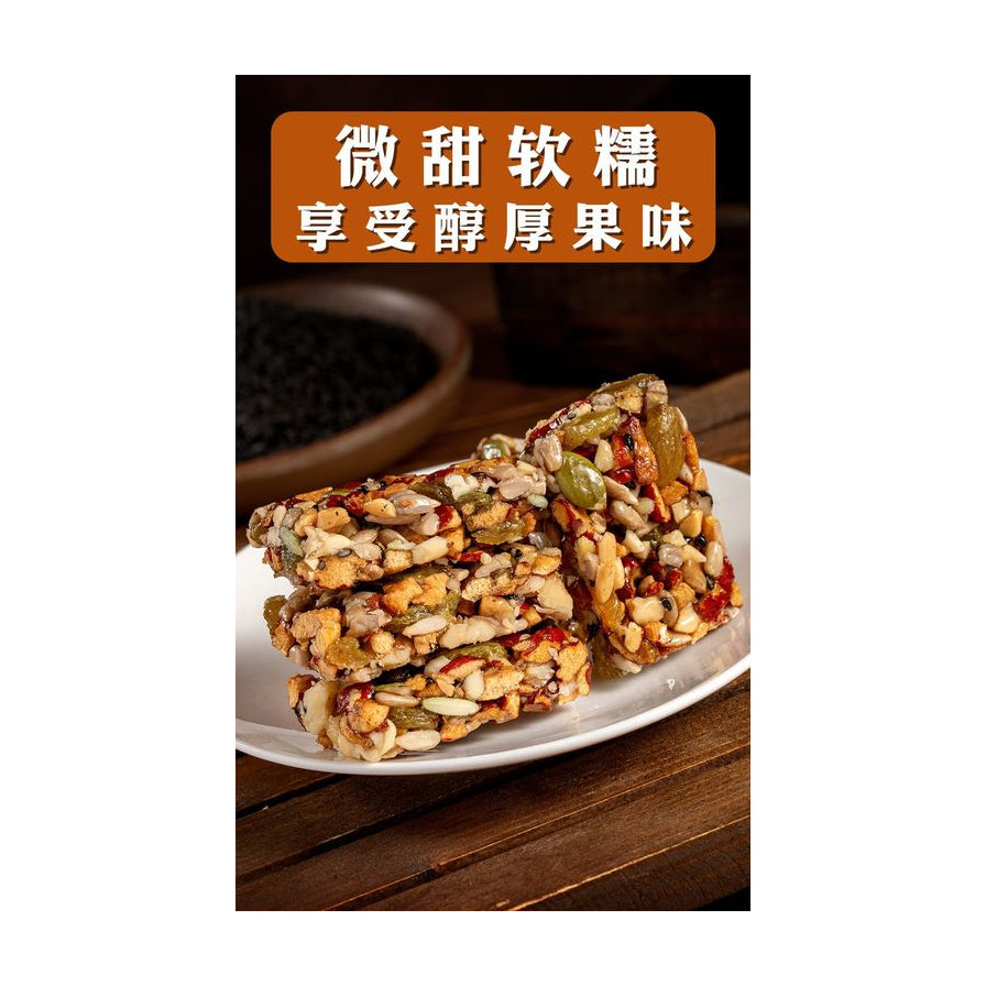 白色盘中堆叠摆放的新疆切糕特写，清晰展示核桃、瓜子仁、葡萄干等坚果果干截面，顶部配有“微甜软糯”橙色宣传标语。