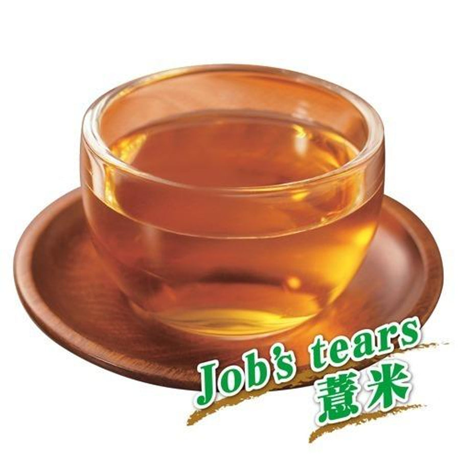 透明玻璃杯中盛放的琥珀色薏米茶茶汤，配有木质杯托，右下角带有Job's tears和薏米字样。