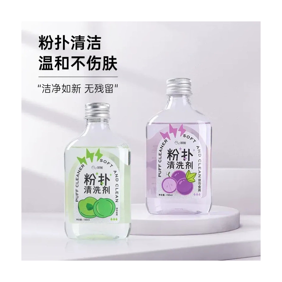 两瓶粉扑清洗剂置于白色展台上，背景配有中文宣传文案“温和不伤肤”。