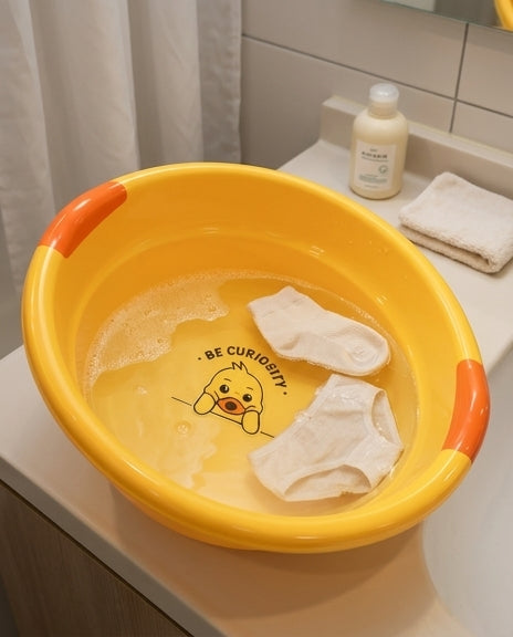 黄色小鸡脸盆电商场景说明图，展示宿舍浴室洗漱使用场景