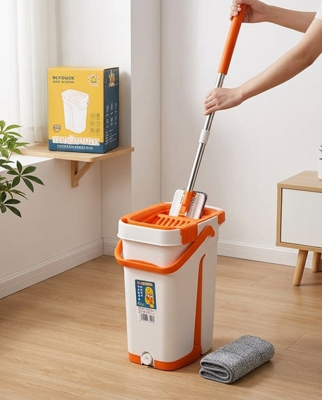 小黄鸭拖把使用场景图，演示在狭窄空间进行地面清洁的操作视角