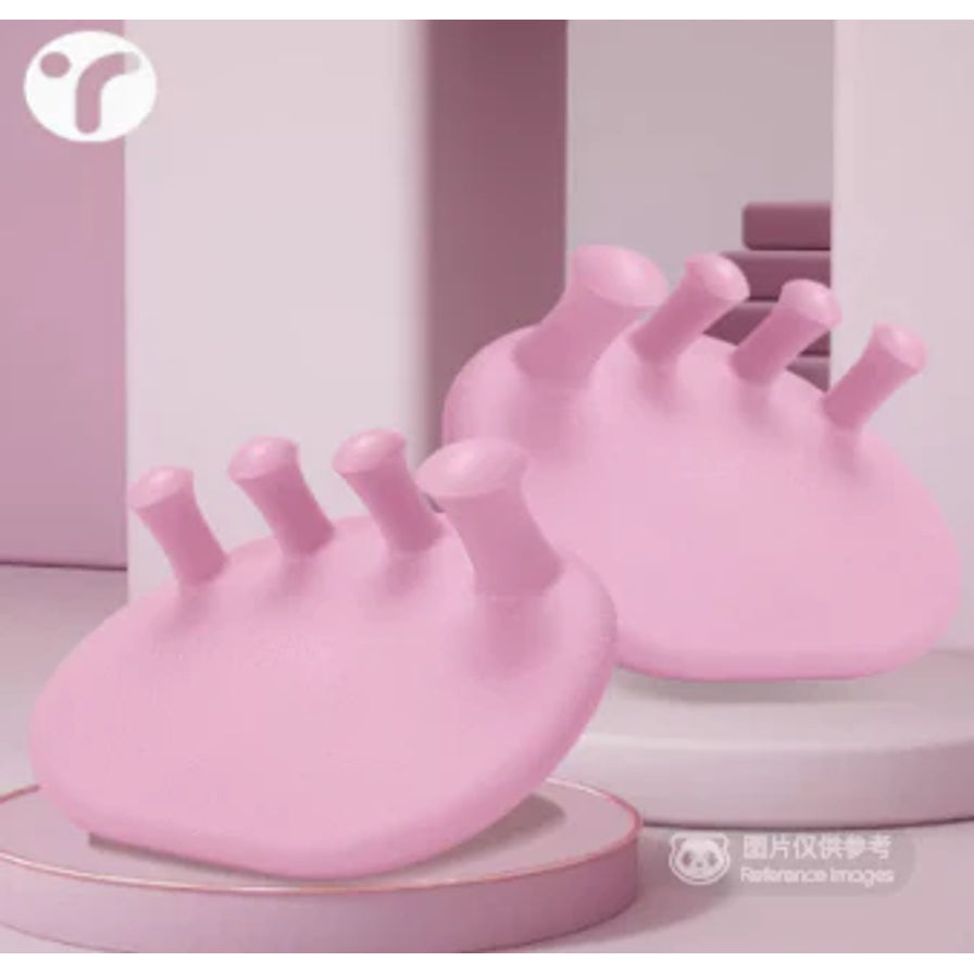 两个粉色瑜伽足弓训练器放置在展示台上，背景为简约粉色调，右下角带有图片仅供参考字样。
