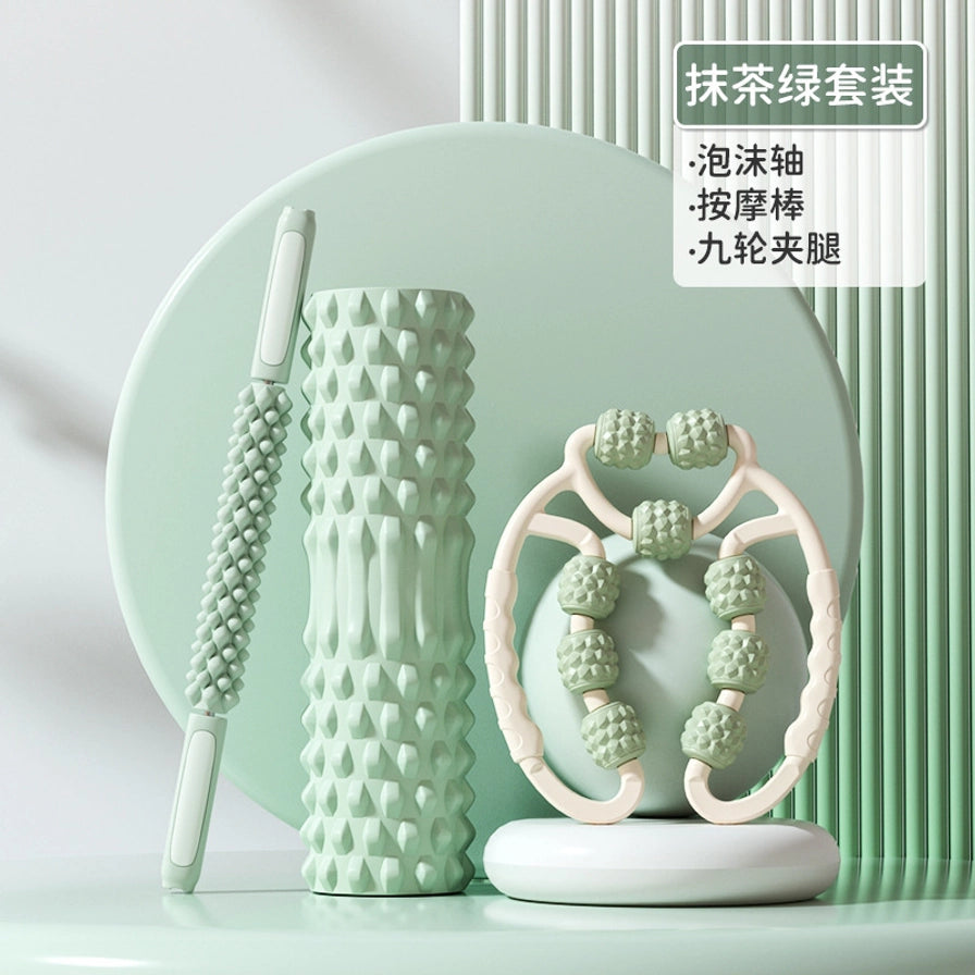 抹茶绿色的瑜伽按摩三件套，包含泡沫轴、按摩棒和九轮夹腿器，背景为同色系简约装饰，右上角标有抹茶绿套装文字。