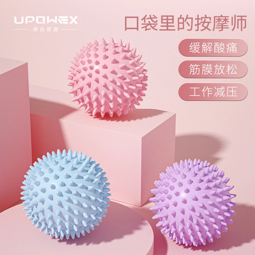 粉色、蓝色和紫色三款瑜伽按摩刺球摆放在粉色几何展台上，配有“口袋里的按摩师”、“缓解酸痛”、“筋膜放松”等中文卖点文字。