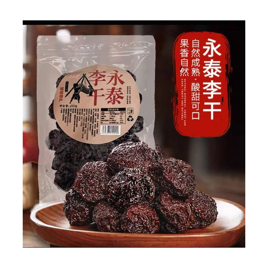 永泰李干包装袋与散装果干展示，木盘中盛放着饱满的李干，背景为透明包装袋，带有红色卖点标签。