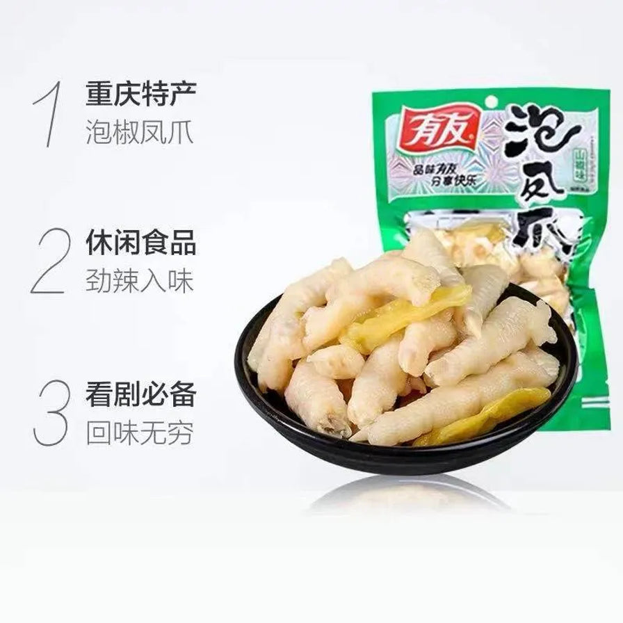 有友泡椒凤爪卖点展示图，列出重庆特产、休闲食品、看剧必备三大特点，配有黑色小碗盛放的凤爪。