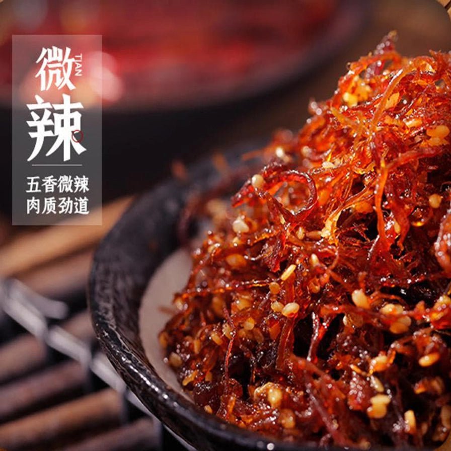 一碗灯影牛肉丝的微距特写，展示五香微辣的肉质和丰富的芝麻，配有微辣、五香微辣、肉质劲道的文字。