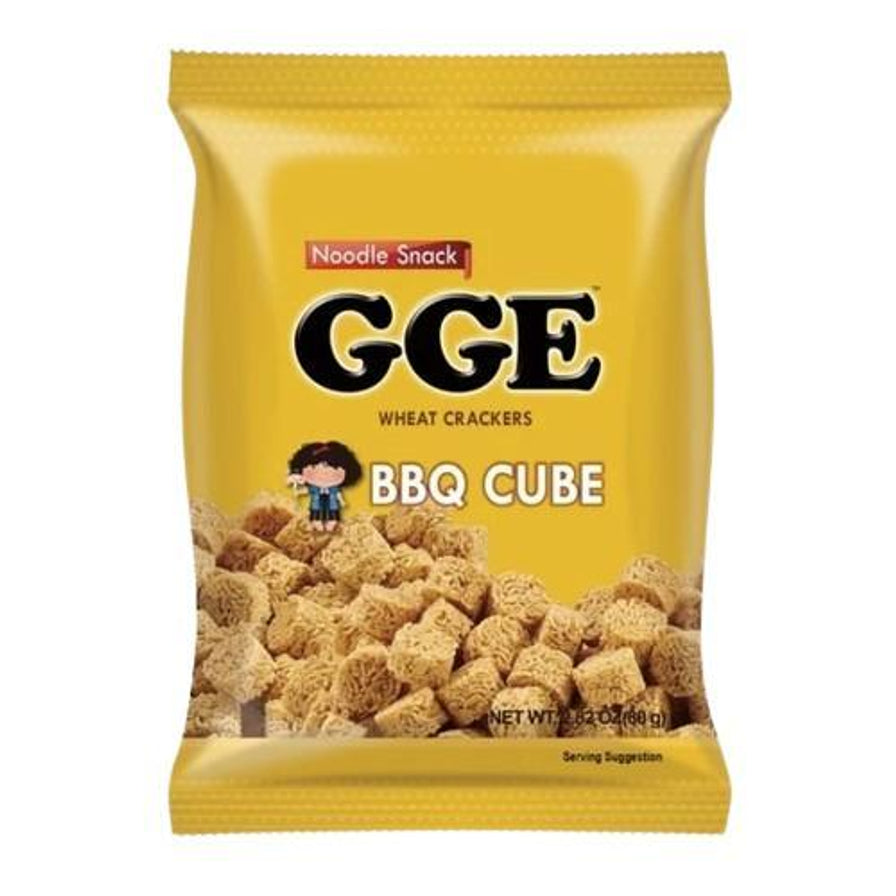 张君雅小妹妹GGE烧烤味拉面丸子黄色包装袋，展示了方形块状的酥脆零食。