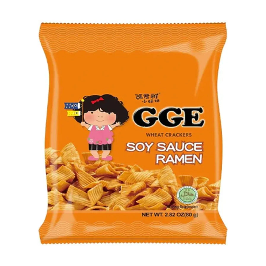 张君雅小妹妹GGE酱油味拉面条饼橙色包装袋，正面印有卡通形象和酥脆的面条饼图案。