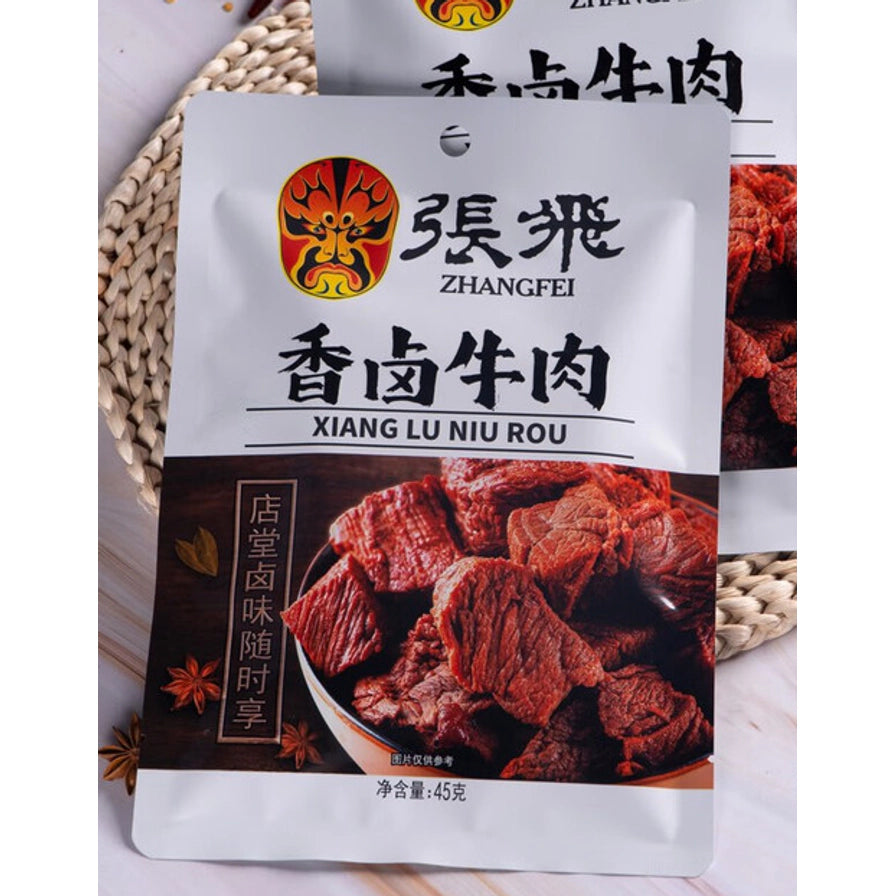 两袋张飞香卤牛肉斜放在编织垫上的实拍场景图。