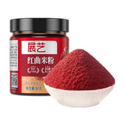 展艺红曲米粉80g罐装，旁边是一小碗深红色的细腻红曲粉末。