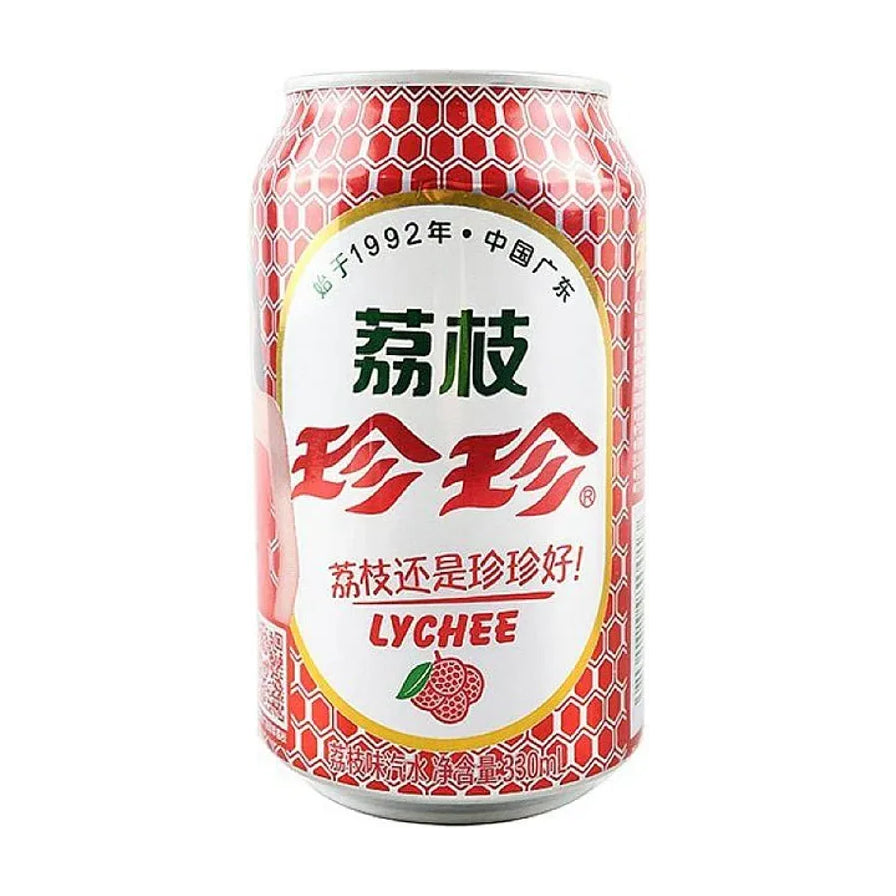 珍珍荔枝味汽水330ml易拉罐装，白色罐身印有红色蜂窝纹路和荔枝图案。