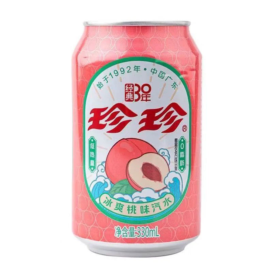 珍珍桃子味汽水330ml易拉罐装，粉色罐身印有水蜜桃图案，标注0脂肪低热量。