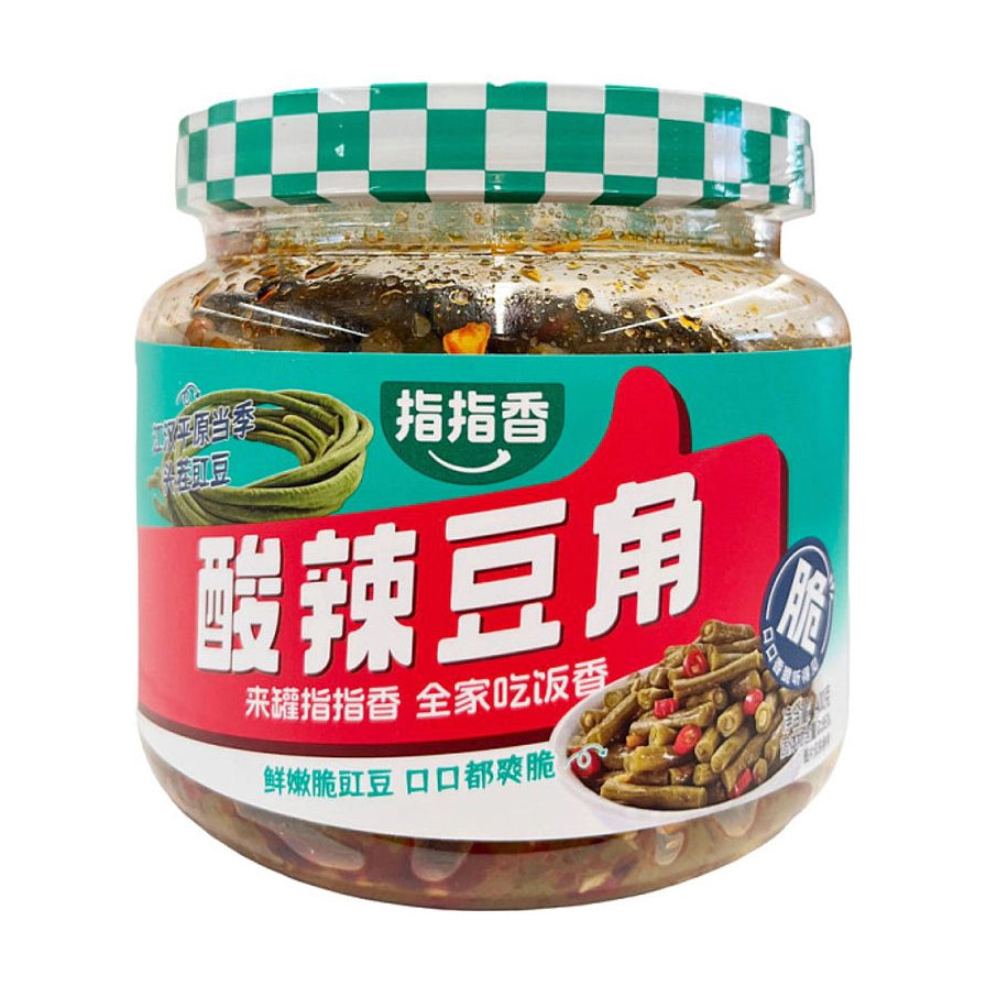 指指香酱香八宝菜500g罐装，透明玻璃瓶身可见丰富食材，橙色格子瓶盖，标签印有酱香八宝菜字样。