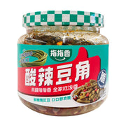 指指香酸辣豆角500g罐装，透明玻璃瓶身可见腌制豆角，绿色格子瓶盖，标签印有酸辣豆角字样。