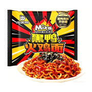 周黑鸭黑鸭风味火鸡面包装袋，前方摆放一盘拌好的火鸡面，面条裹满红色酱汁，撒有海苔碎和芝麻。
