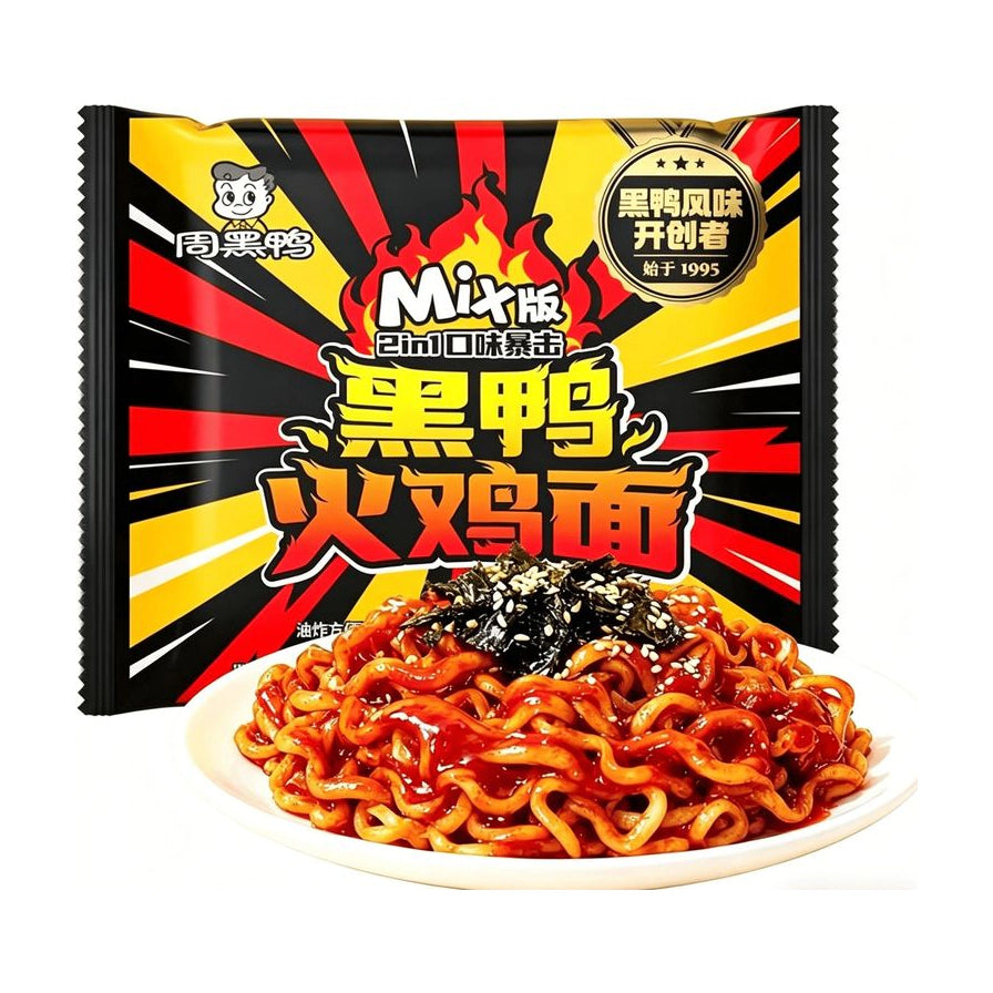 周黑鸭黑鸭风味火鸡面包装袋，前方摆放一盘拌好的火鸡面，面条裹满红色酱汁，撒有海苔碎和芝麻。