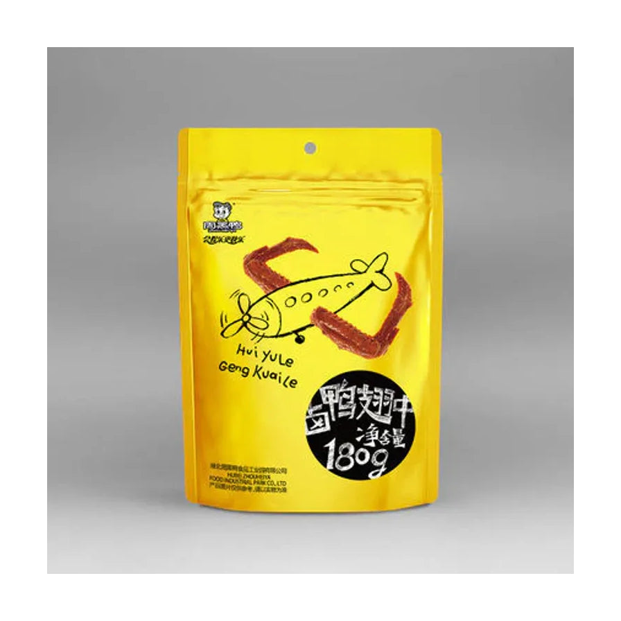 周黑鸭卤翅中黄色包装袋正面图，包装印有飞机造型插画及“卤鸭翅中 净含量 180g”字样。