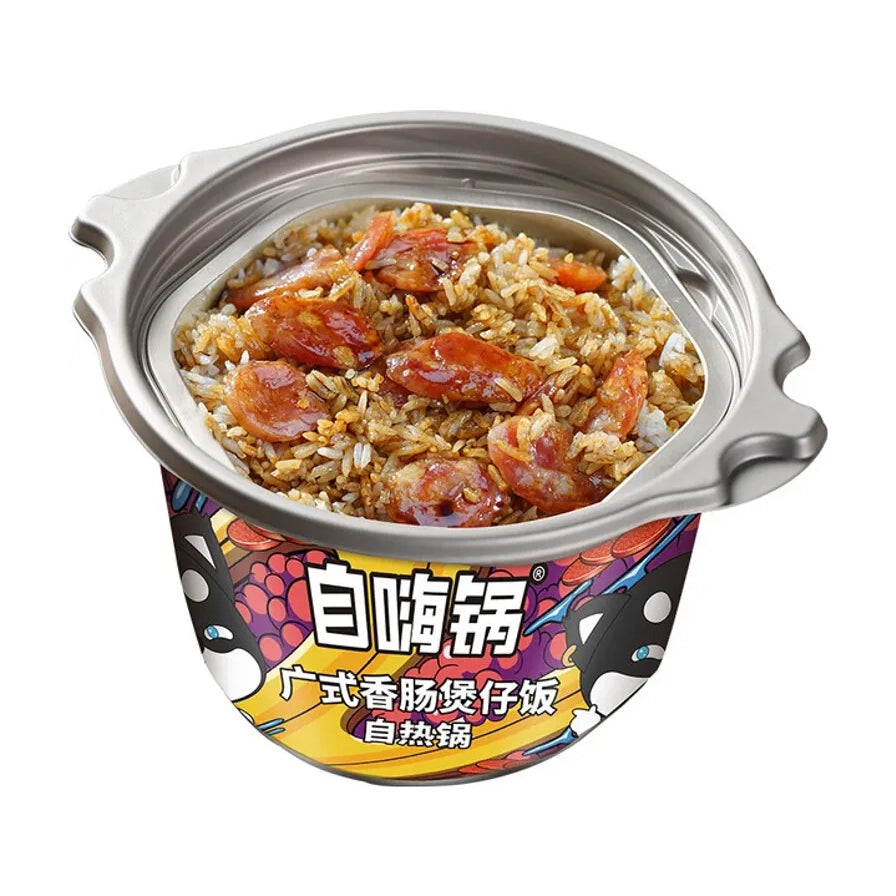 自嗨锅广式香肠煲仔饭产品图，展示纸碗内米饭与切片的广式甜香肠混合。