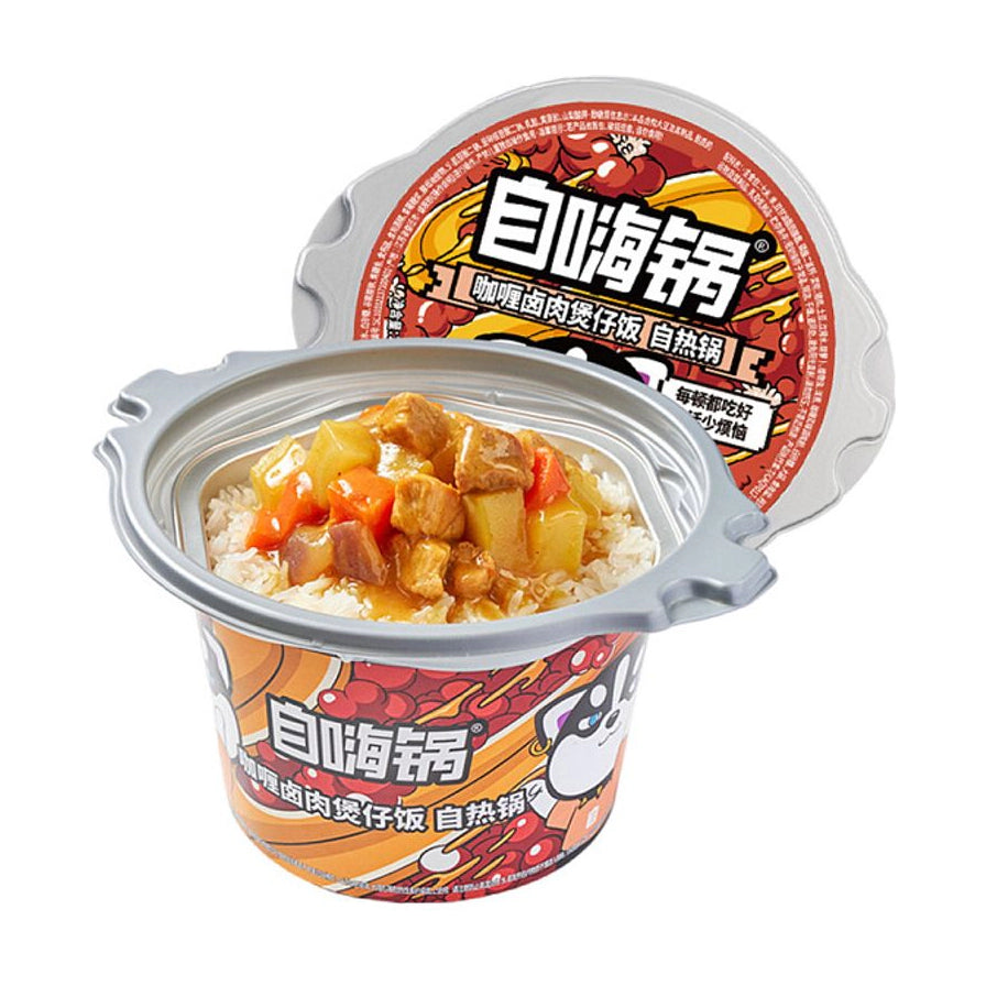 自嗨锅咖喱卤肉煲仔饭产品图，展示纸碗内米饭覆盖咖喱酱汁、肉块、土豆丁和胡萝卜丁。