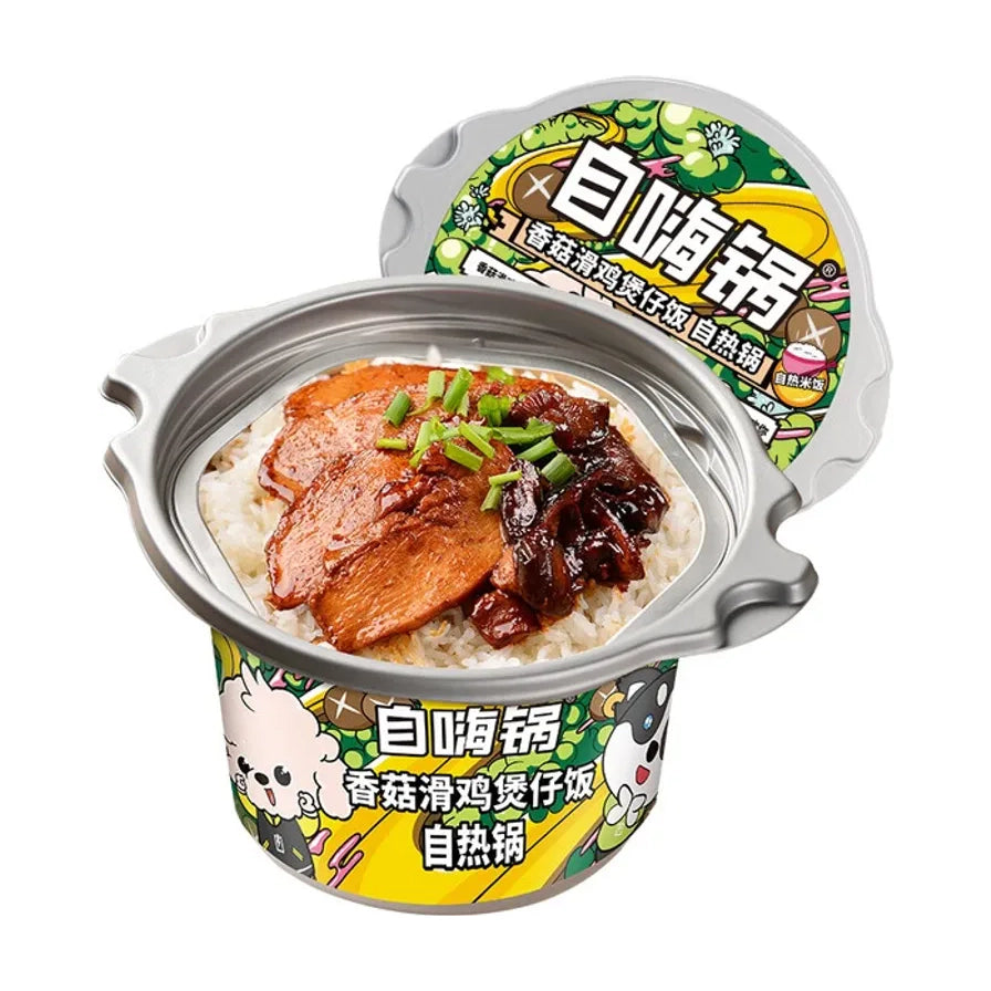 自嗨锅香菇滑鸡煲仔饭产品图，展示纸碗内米饭搭配鸡肉片、香菇和绿色葱花。