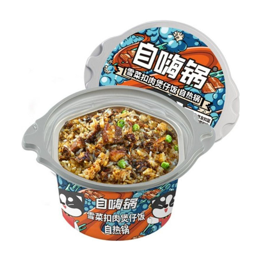 自嗨锅雪菜扣肉煲仔饭产品图，展示纸碗内混合了雪菜、肉丁和青豆的炒饭风格外观。