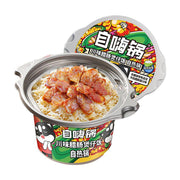 自嗨锅川味腊肠煲仔饭产品图，展示打开的纸质餐盒内米饭与切片腊肠，背景为白色。