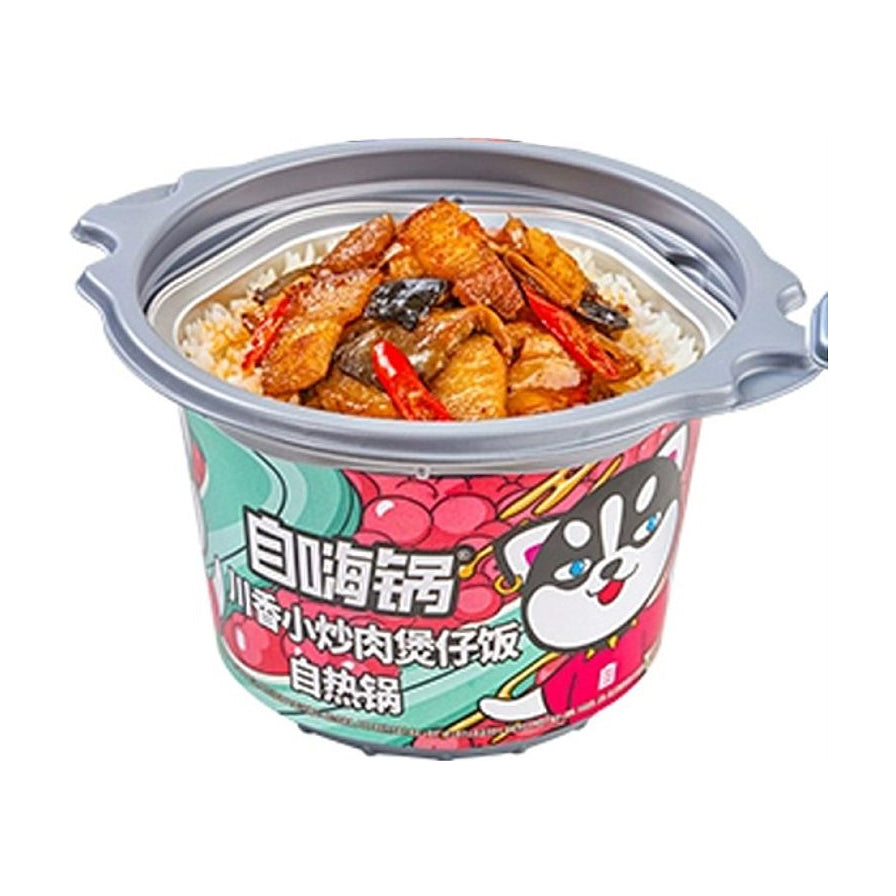 自嗨锅川香小炒肉煲仔饭产品图，展示纸碗内米饭搭配炒肉片、红辣椒和木耳。