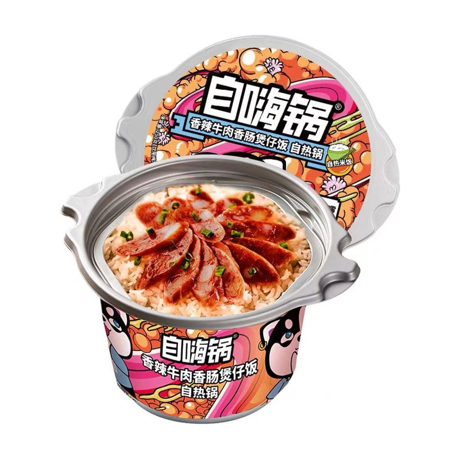 自嗨锅香辣牛肉香肠煲仔饭产品图，展示纸碗内米饭搭配切片香肠和绿色葱花装饰。